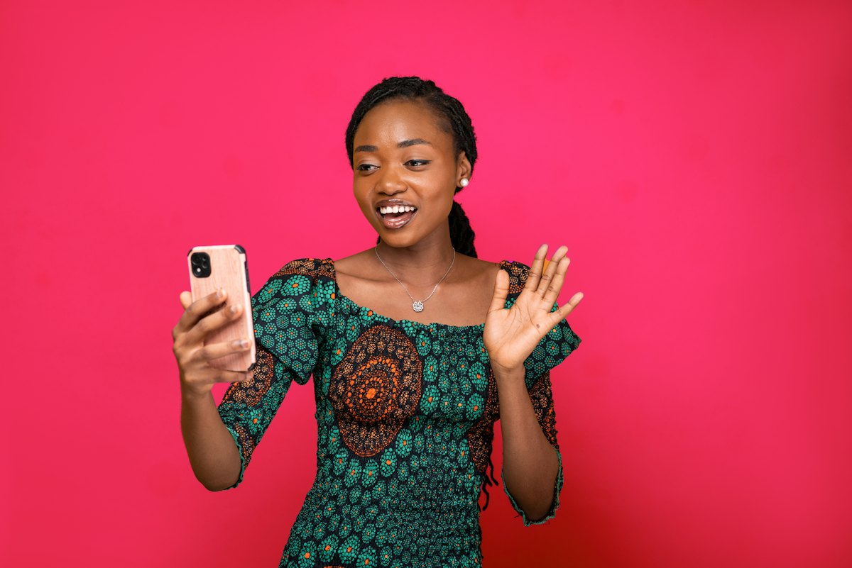 Une mère consulte son téléphone